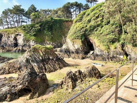 The Cliffs - Cala Porto do Val House in A Mariña Occidental