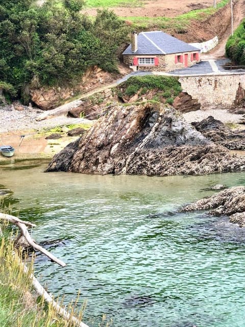 The Cliffs - Cala Porto do Val House in A Mariña Occidental