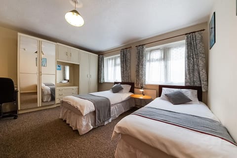 OYO Honeycroft Lodge Hotel in Uxbridge
