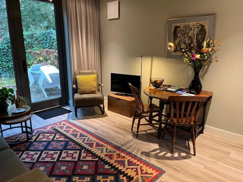 TV and multimedia, Living room, Seating area, Dining area, hair dresser