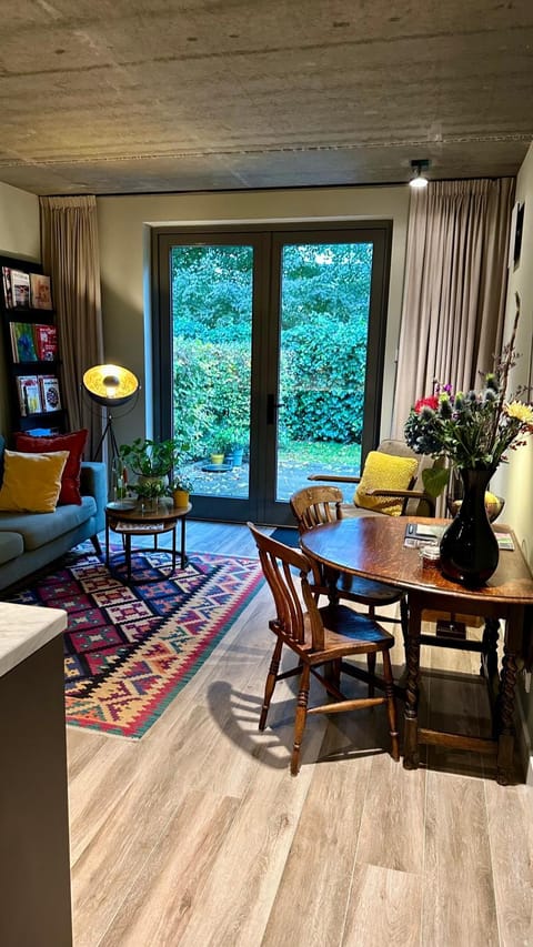 Garden, Living room, Food, Breakfast