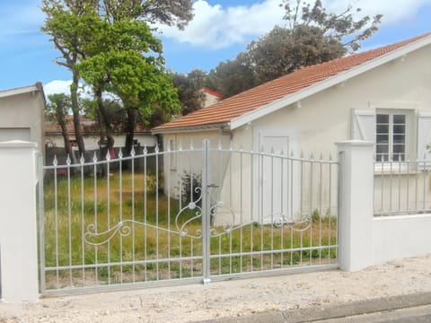 Maison de 2 chambres avec jardin clos a Soulac sur Mer a 1 km de la plage House in Soulac-sur-Mer