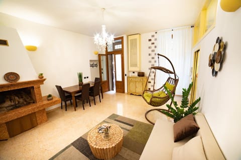 TV and multimedia, Living room, Seating area, Area and facilities