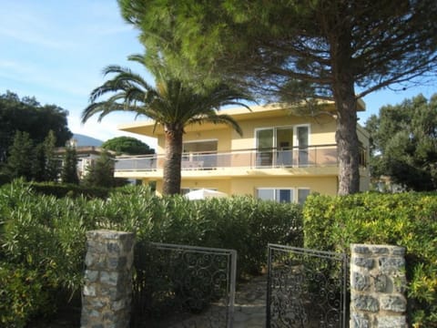 Villa de 250 m², climatisée, sur 2 niveaux au bord de l'eau - FR-1-100-243 Villa in Cavalaire-sur-Mer