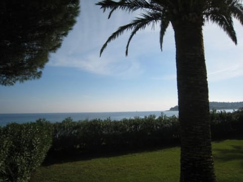 Villa de 250 m², climatisée, sur 2 niveaux au bord de l'eau - FR-1-100-243 Villa in Cavalaire-sur-Mer