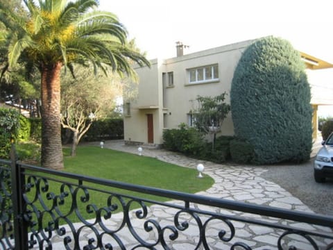 Villa de 250 m², climatisée, sur 2 niveaux au bord de l'eau - FR-1-100-243 Villa in Cavalaire-sur-Mer