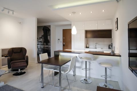 Kitchen or kitchenette, Living room, Seating area, Dining area