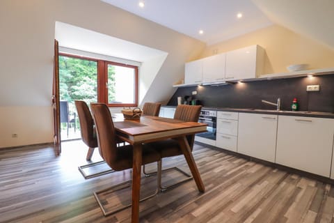Kitchen or kitchenette, Dining area