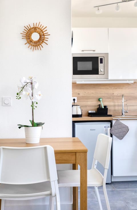 Kitchen or kitchenette, Dining area