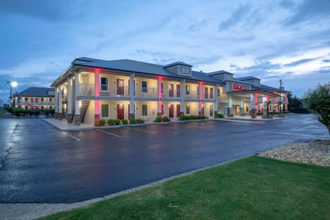 Red Roof Inn & Suites Calhoun Motel in Calhoun
