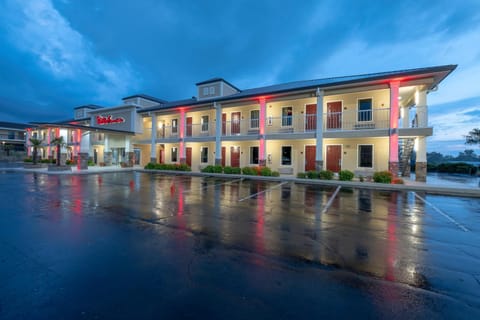 Red Roof Inn & Suites Calhoun Motel in Calhoun