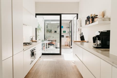 Coffee/tea facilities, Kitchen or kitchenette, oven, stove