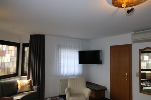 TV and multimedia, Living room, Photo of the whole room, Seating area, Evening entertainment, air conditioner