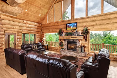 Big Bear Ridge Lodge - Breathtaking mountain views and private forest scenes in amazing large log cabin Maison in Pittman Center