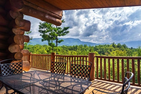 View (from property/room), Balcony/Terrace, Landmark view, Mountain view