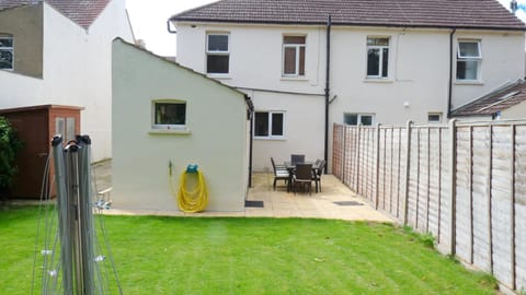 Bassett House with 3 bedrooms, fast Wi-Fi and off road parking Haus in Sittingbourne