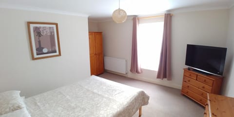 Bassett House with 3 bedrooms, fast Wi-Fi and off road parking Casa in Sittingbourne