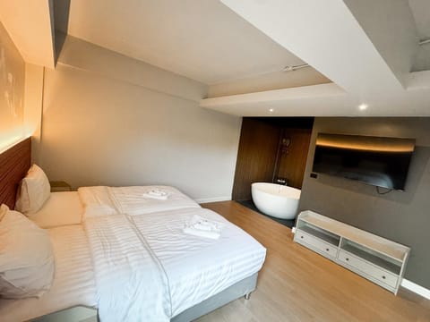 Bed, TV and multimedia, Photo of the whole room, Bedroom