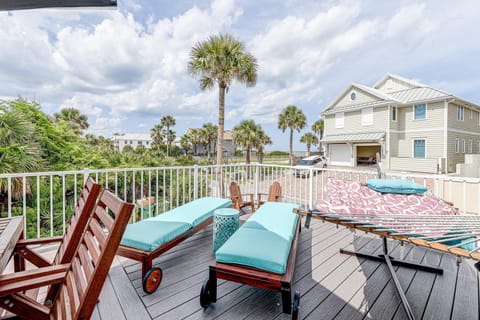 Atlantic Shores Getaway steps from Jax Beach Private House Pet Friendly Near to the Mayo Clinic - UNF - TPC Sawgrass - Convention Center - Shopping Malls - Under 3 Hours from DISNEY House in Jacksonville Beach
