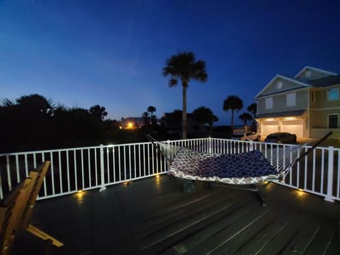 Atlantic Shores Getaway steps from Jax Beach Private House Pet Friendly Near to the Mayo Clinic - UNF - TPC Sawgrass - Convention Center - Shopping Malls - Under 3 Hours from DISNEY Haus in Jacksonville Beach