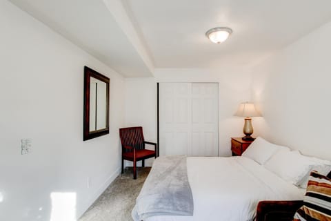 Modern Private Whole Unit 4 Bedroom Guest Suite King Bed Bed and Breakfast in Salt Lake City