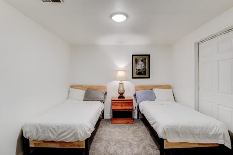 Modern Private Whole Unit 4 Bedroom Guest Suite King Bed Bed and Breakfast in Salt Lake City