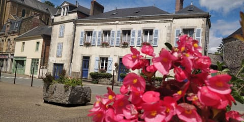 Property building, Facade/entrance, Neighbourhood, Bedroom, City view