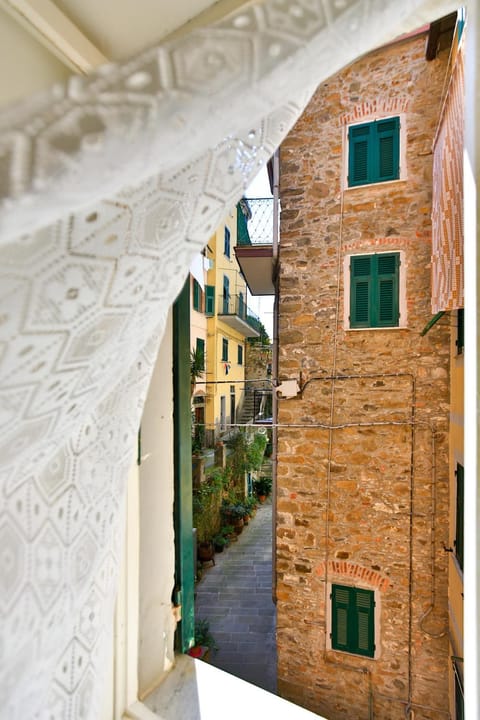 Property building, Nearby landmark, Neighbourhood