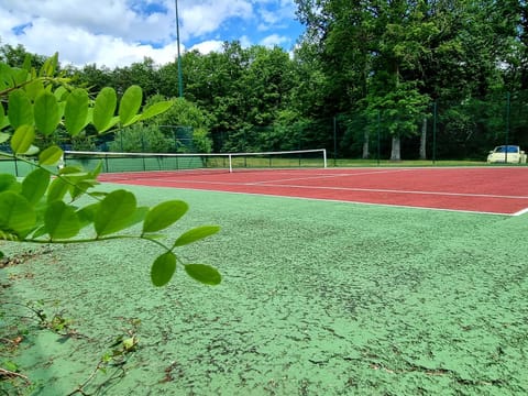 Day, Tennis court