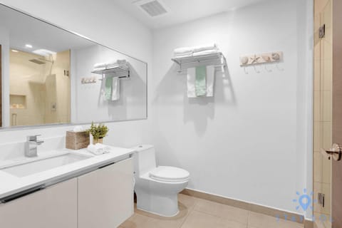 Beachfront Resort - Hot Tub & Pool- Near Beach Apartment in Hollywood Beach