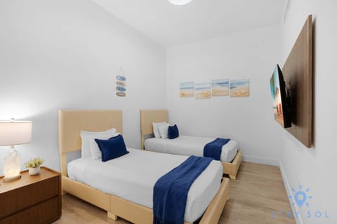 Beachfront Resort - Hot Tub & Pool- Near Beach Apartment in Hollywood Beach