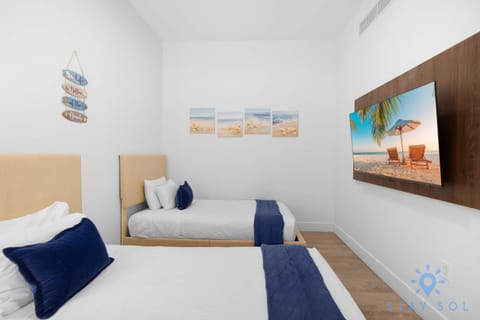 Beachfront Resort - Hot Tub & Pool- Near Beach Apartment in Hollywood Beach