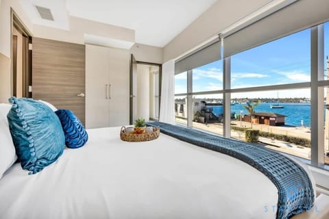 Apartment with Bay View Balcony - Pool - Up To 6 - Gym Apartment in Hollywood Beach