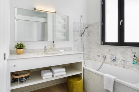 Bathroom, Bath, towels