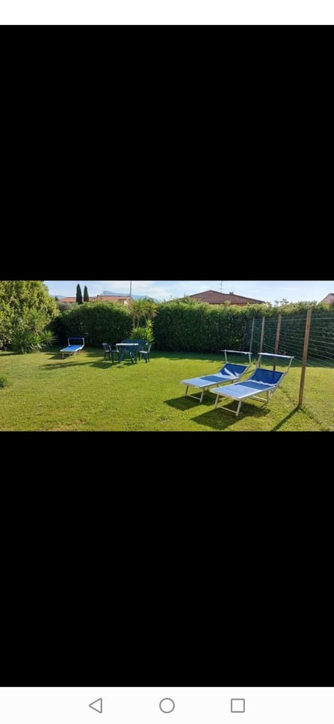 Green Garden Apartment in Viareggio