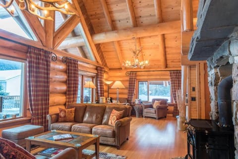 Revelstoke House Luxury Log House at Base of Resort House in Columbia-Shuswap A