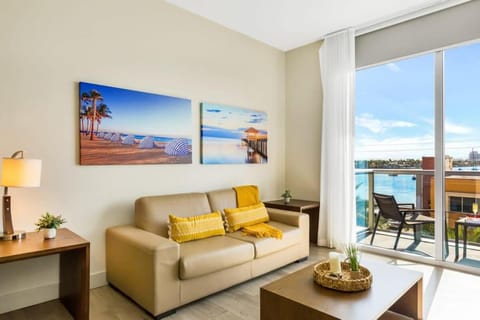 Ocean View - Balcony - Hollywood Beach Broad-walk Apartment in Hollywood Beach