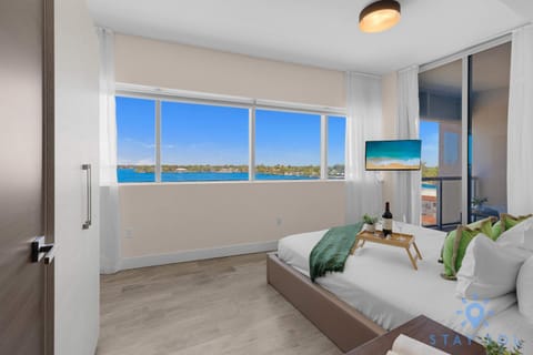 Bay View - Rooftop Pool - Hollywood Beach Broad -walk Apartment in Hollywood Beach