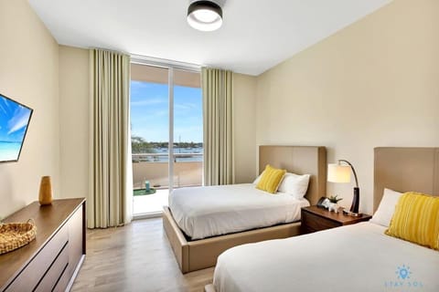 Beachfront Condo-ROOFTO POOL- 2 BEDROOMS 2 BR ! Apartment in Hollywood Beach