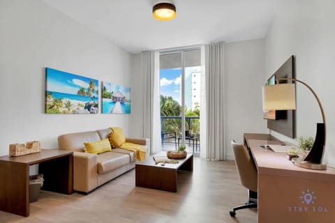 Best Stay - Rooftop Pool & Hot Tub - Hollywood Beach Apartment in Hollywood Beach