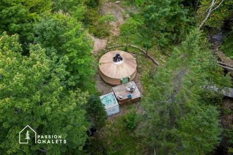 La Lumineuse des yourtes du petit ruisseau Luxus-Zelt in Saint-Alexis-des-Monts