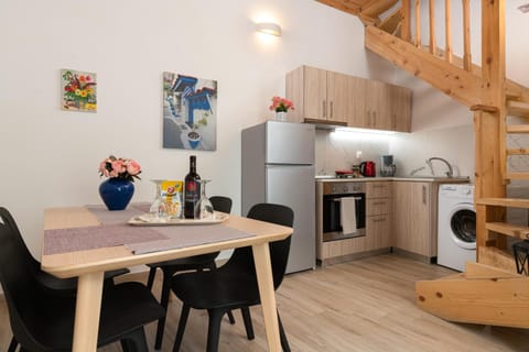 Kitchen or kitchenette, Dining area