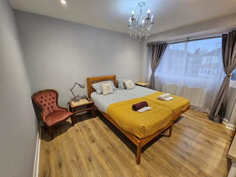 Beautiful family home, Free Parking, 30min Heathrow, 40min Wembley, 60min Central London Vacation rental in Southall