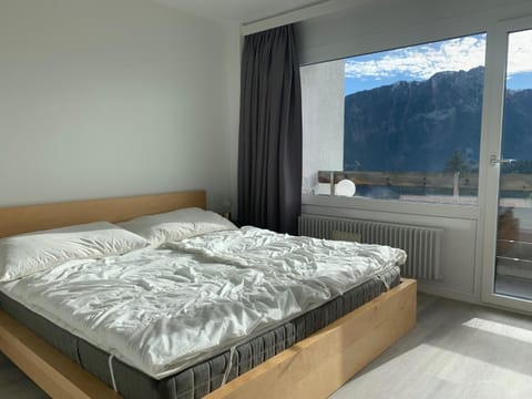 Bedroom, Mountain view