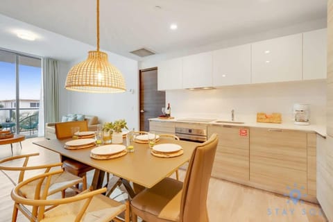 Rooftop Pool & Hot Tub - Gym - Hollywood Beach Apartment in Hollywood Beach