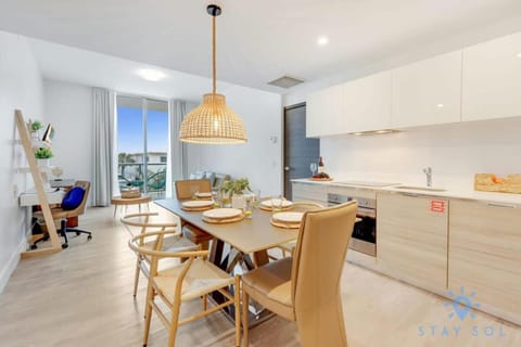 Rooftop Pool & Hot Tub - Gym - Hollywood Beach Apartment in Hollywood Beach