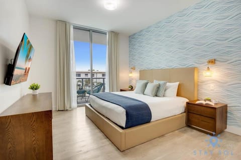 Rooftop Pool & Hot Tub - Gym - Hollywood Beach Apartment in Hollywood Beach