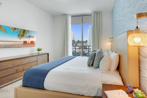 Rooftop Pool & Hot Tub - Gym - Hollywood Beach Apartment in Hollywood Beach