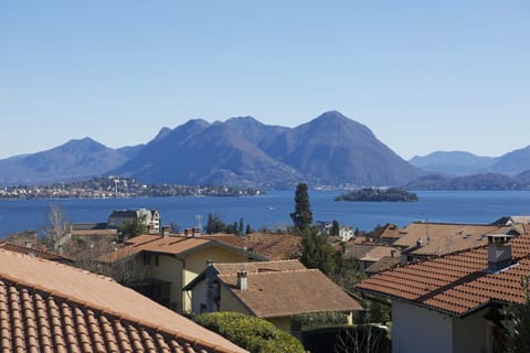 City view, Lake view, Landmark view, Mountain view