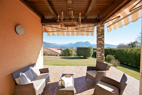 Balcony/Terrace, Lake view, Mountain view
